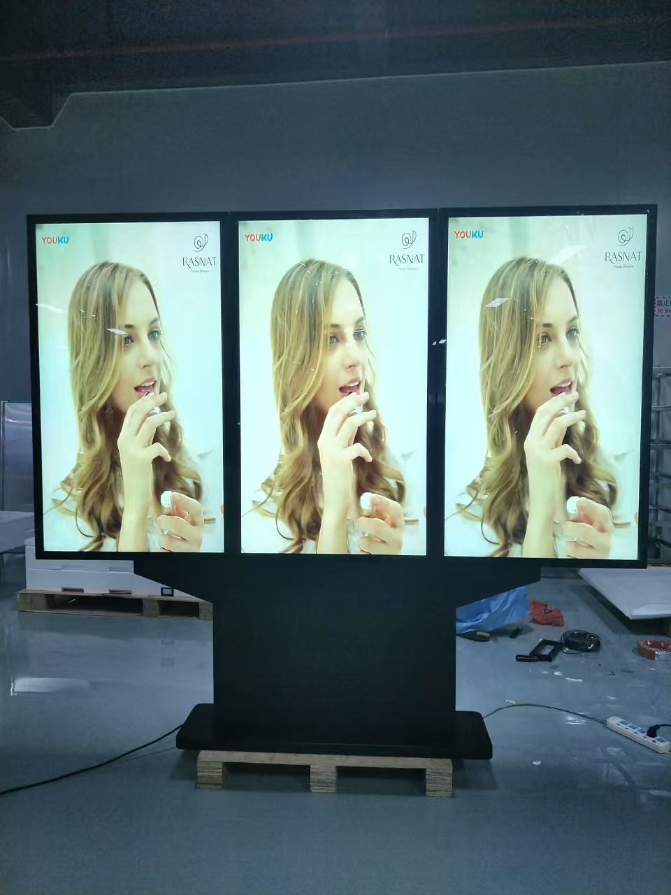 4K 49 55 65 75 colių trigubas ekranas lauko komercinės reklamos vaizdo grotuvas IP66 vandeniui atspari